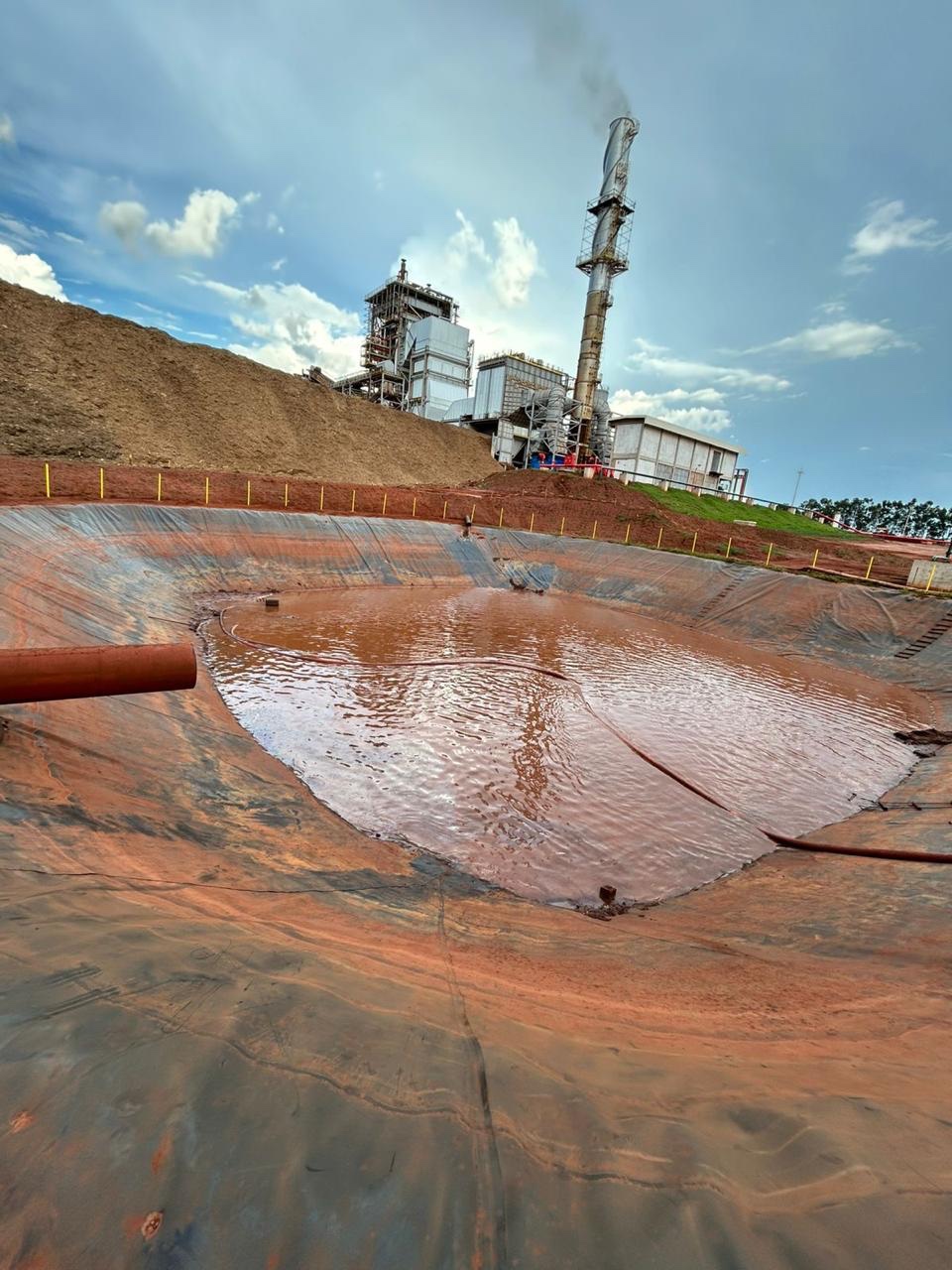 Área de lagoa em instalação industrial