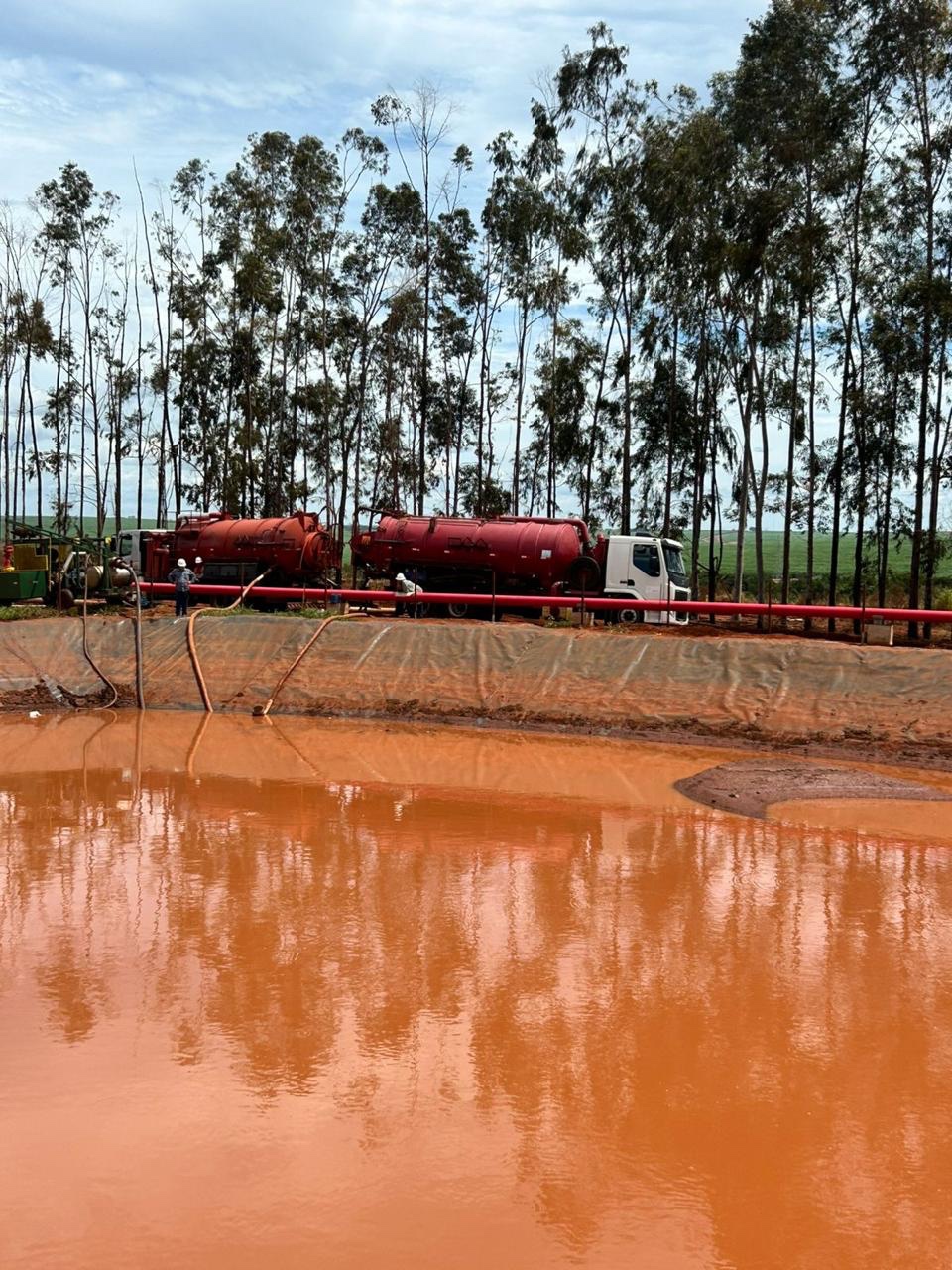 Caminhões da Bia Alão junto a uma lagoa